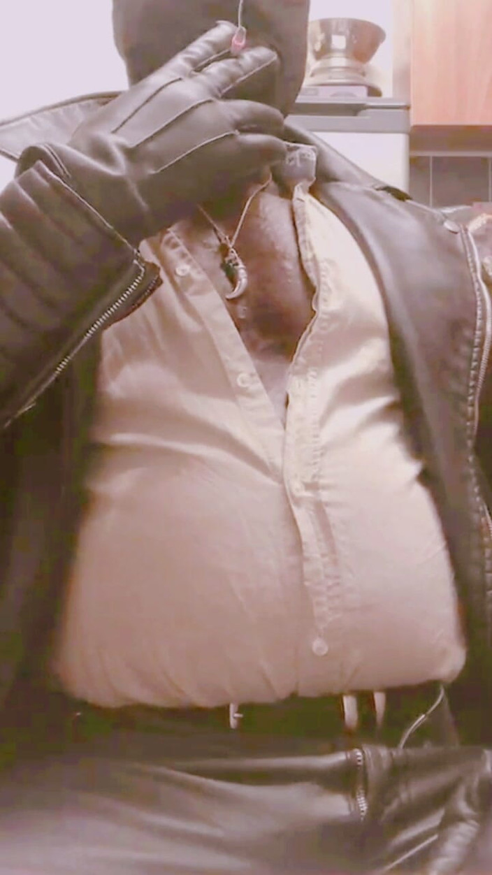 Black smoking muscle stepdad: Maskovaná kožená oblečená bradavka hraje s nafouknutým břichem Smoke