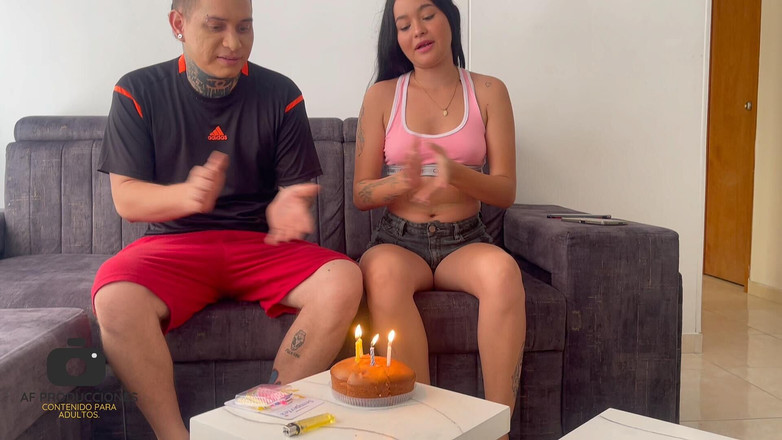 Sara Case: La pute de ma voisine me surprend pour mon anniversaire...