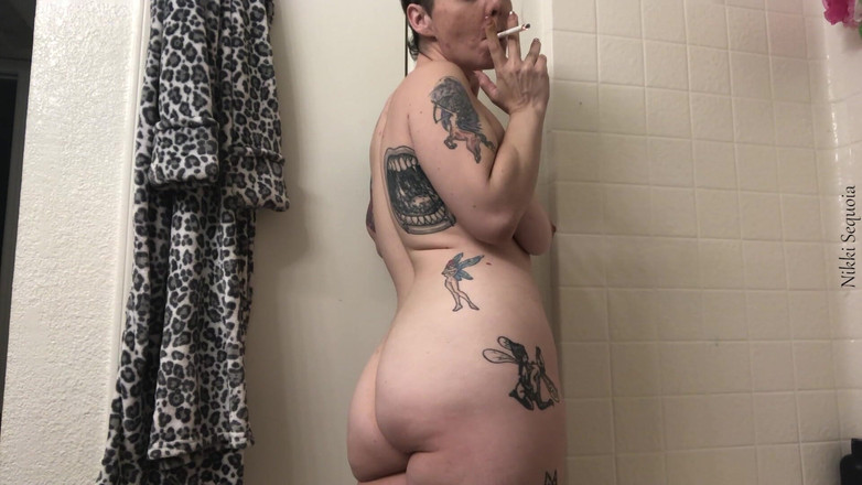 Nikki's Fetishes: Gran hermanastra atrapada fumando