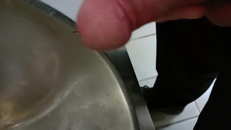 Rockardglans: 小便器での2つの負荷が屋外での巨根のオナニーと絶頂をクローズアップします