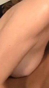 Lesbische MILF mit dicken titten schmeckt endlich teen-muschi