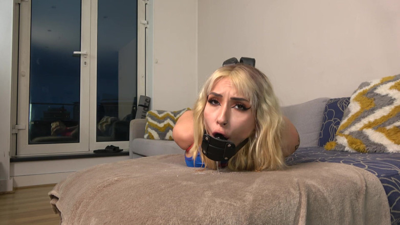 Latina Fetish: Zeena'nın kahramanca çilesi: ters duada bağlı, taşakla sikiliyor ve daha sonra...