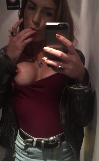 Adreena Winters: Train Loo Mirrors sunt bune pentru acest tip de auto-înregistrare