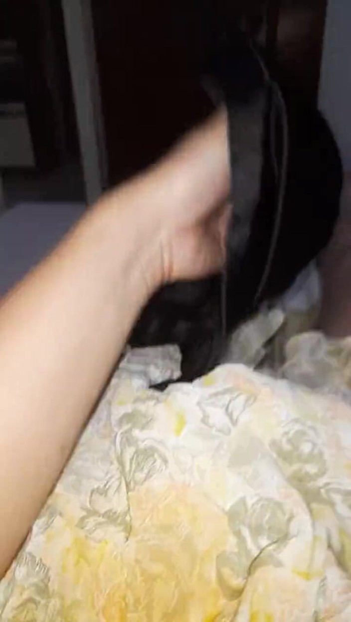 Naomisinka: Masturbacja i wytrysk na spódnicy z plamami