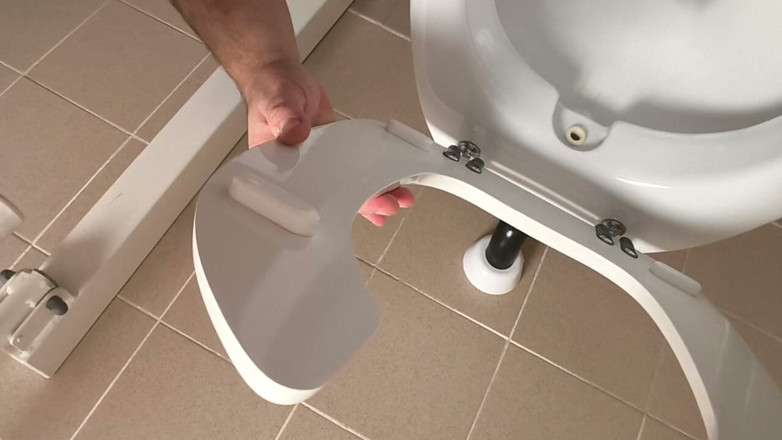 LeccaCessi: Eine öffentliche Toilette lecken