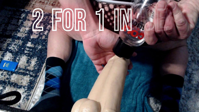 WilltakeItallrn: Un vibrator Două pule.... întinzându-mă peste tot,