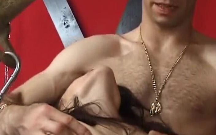 Deutsche XXX Filme: 一流的德国女郎一边被她的主人绑住一边吮吸鸡巴