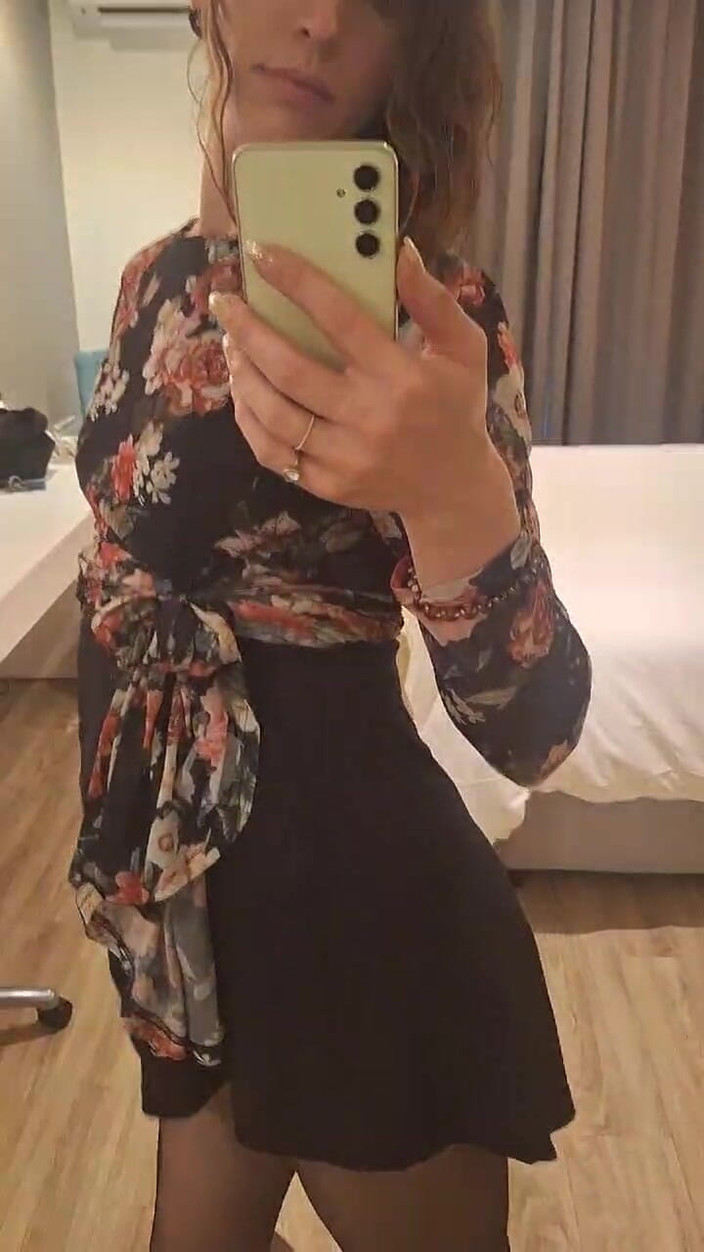 TSiris: Gadis trans lagi pose sambil pakai stoking di depan cermin