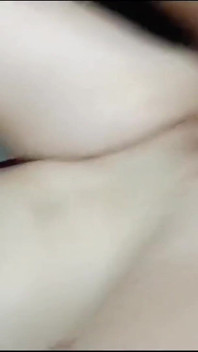 En train de baiser ma chatte sexy à la manière du missionnaire ! J’adore sentir la bite aller jusqu’au fond de moi