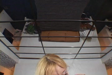 Anna's girls: Blond brud med n hige bröst ger på het avrunkning...