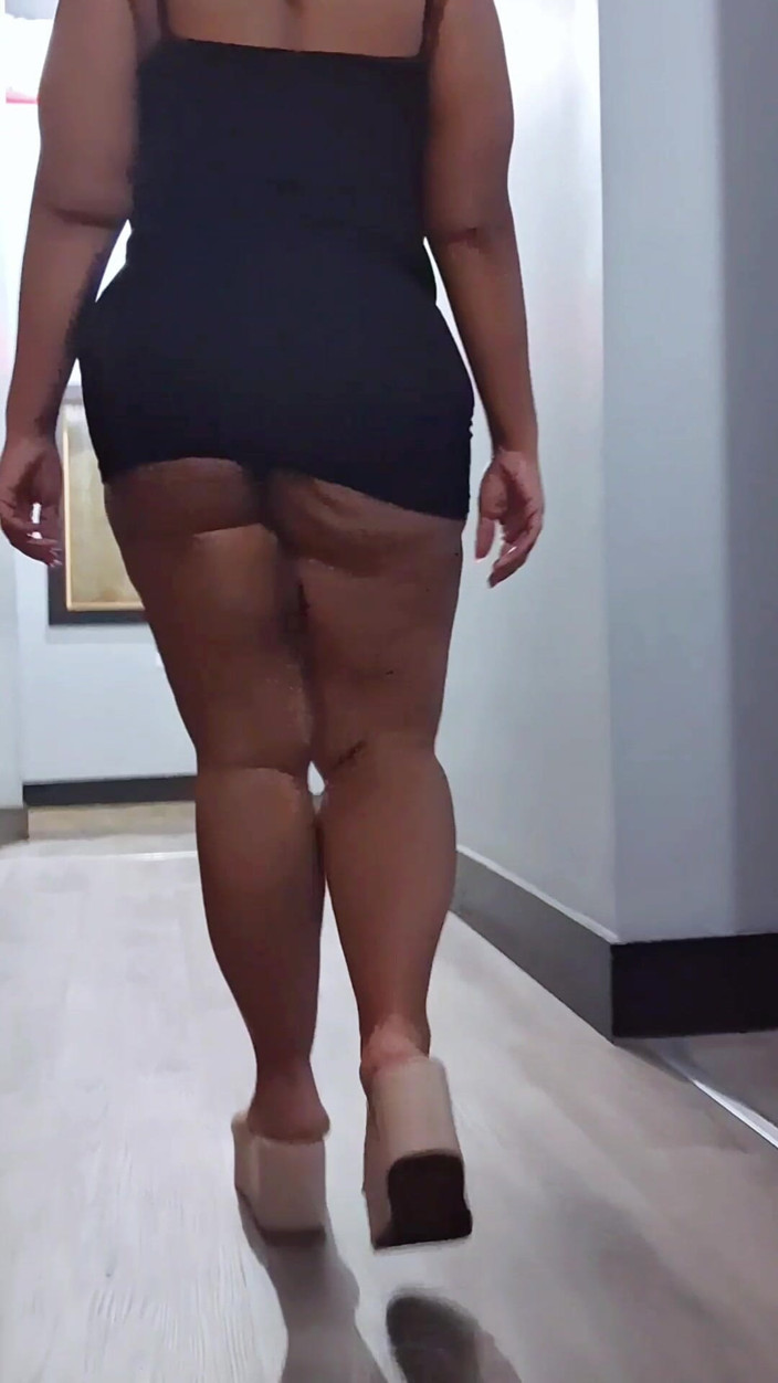 PutiLing: Mini Skirt Thick Legs Tease Puerto Rican Woman High Heel...
