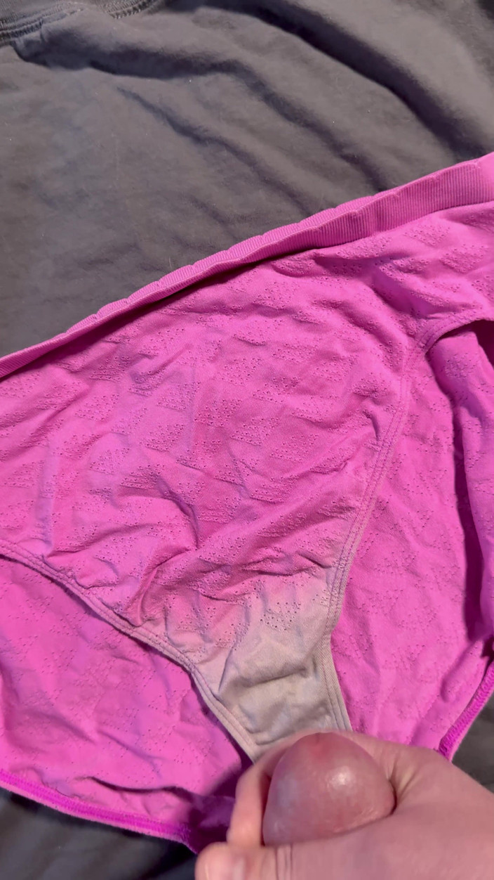 CumDaily: 射在妻子的内裤上 7