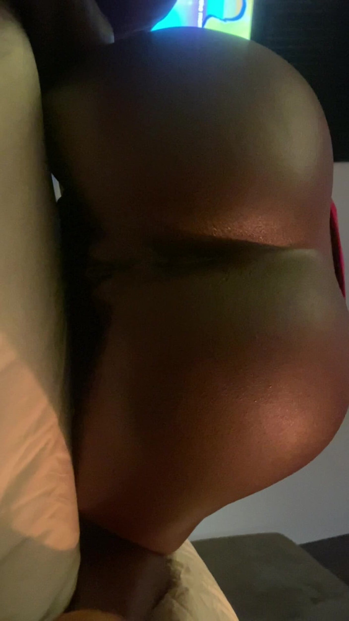 DivaHouz: Dea ebano calda twerka su lenzuola oliata, primo piano di...