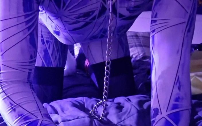 Robert48569: Body hood en latex, plug anal, queue, chaînes de bondage,...