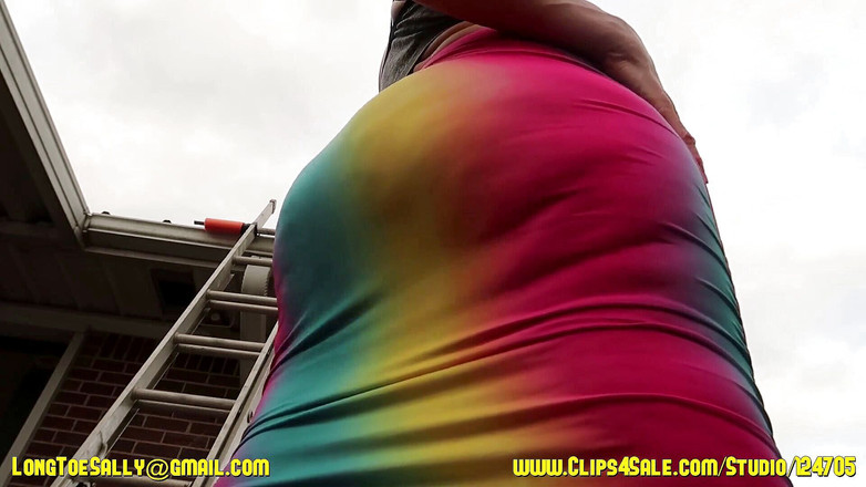 Long Toe Sally Big Buns: エキゾチックなレインボースカートでトゥワーク