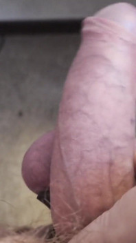 Můj Přítel Sedí Na Židli A Hraje Si S Svým Penisem Je Na Kole Dildo