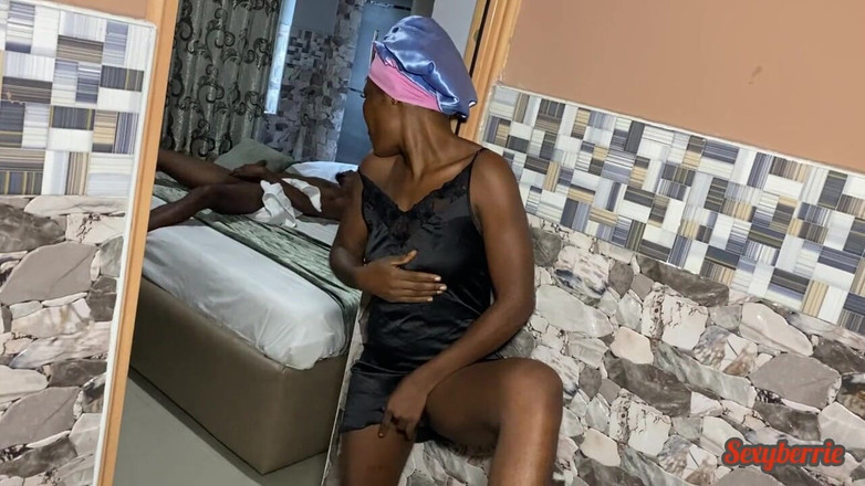 Sexy Berrie: Stiefschweder erwischt stiefbruder mit großem schwanz beim masturbieren und will...