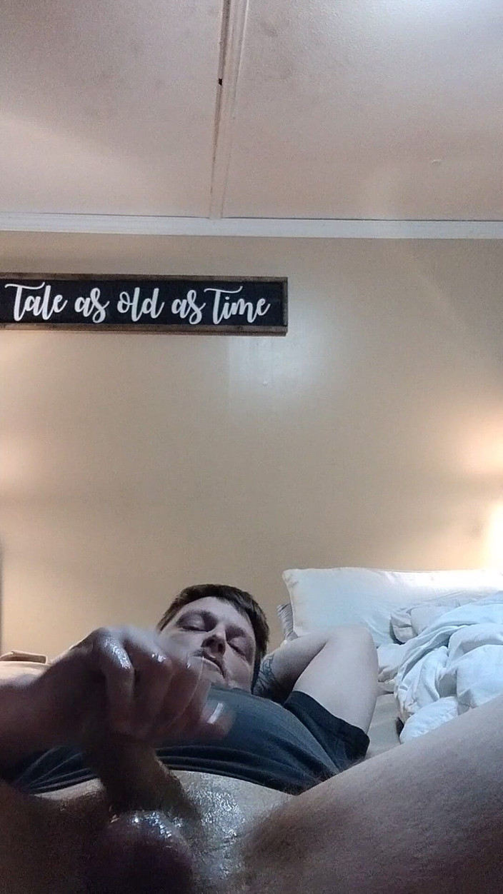 Mofarmer92: Tatăl vitreg excitat se mângâie