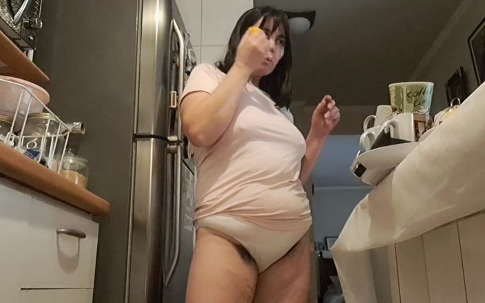 Mommy big hairy pussy: 阴毛浓密的妈妈荡妇和出轨妻子在厨房