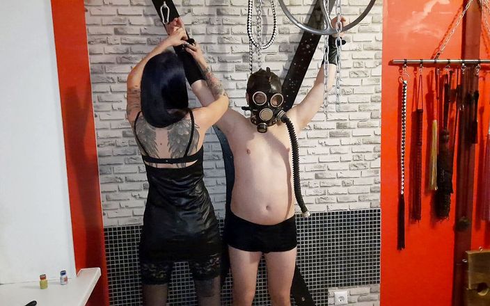 Your personal hell: Playing with a slave in a gas mask