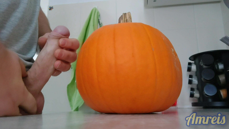 Amreis: Başka bir cadılar bayramı orgazmı. Kabağın üzerinde zonkluyor ve kalın.