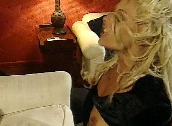 The Vintage Era: La bellezza bionda si scarica e cavalca un uccello duro