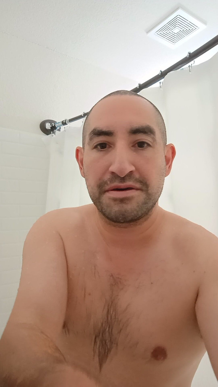 Brandon Lee: 淋浴和准备。