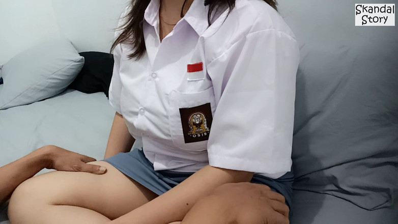 Skandal Story: 从大学里接一个新女友。