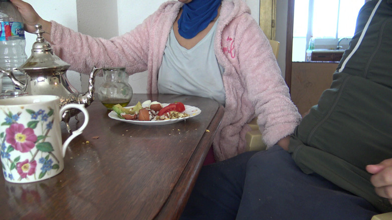 Souzan Halabi: Arap olgun üvey oğlu tarafından büyük yarağına dokunması için baştan çıkarılıyor