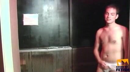 Gay Diaries: Meme uçları pirsingli twink eşcinsel kulübündeki partneri tarafından göt deliğini...