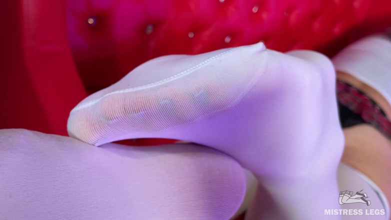 Mistress Legs: Nữ thần mặc vớ trắng trêu chọc bạn bằng chân...