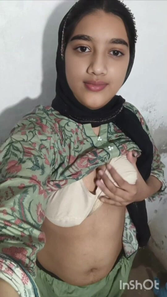 Naughty_Sana: Hermosa chica hijabi mostrando grandes tetas calientes