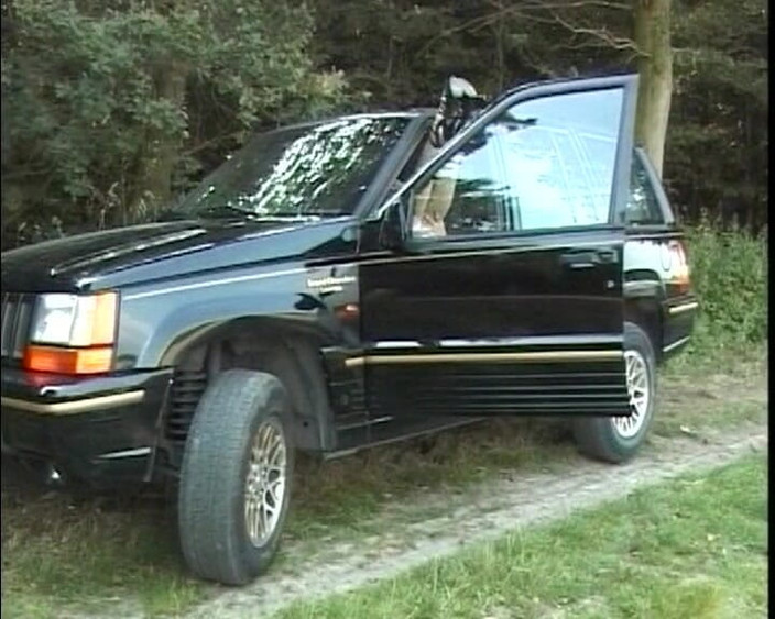 Deutscher hardcore: Schlankes deutsches schätzchen fingert im wald ihre feuchte möse