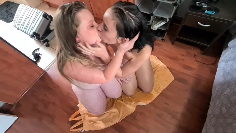 domslutfucker: DVě Tlusté Nevlastní Sestry Se Zlobí Na POV