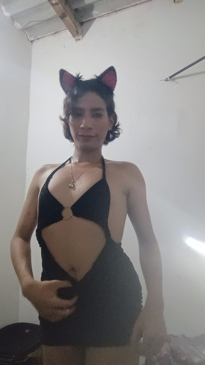 Femboy from Colombia: I svart ger denna flicka henne dans