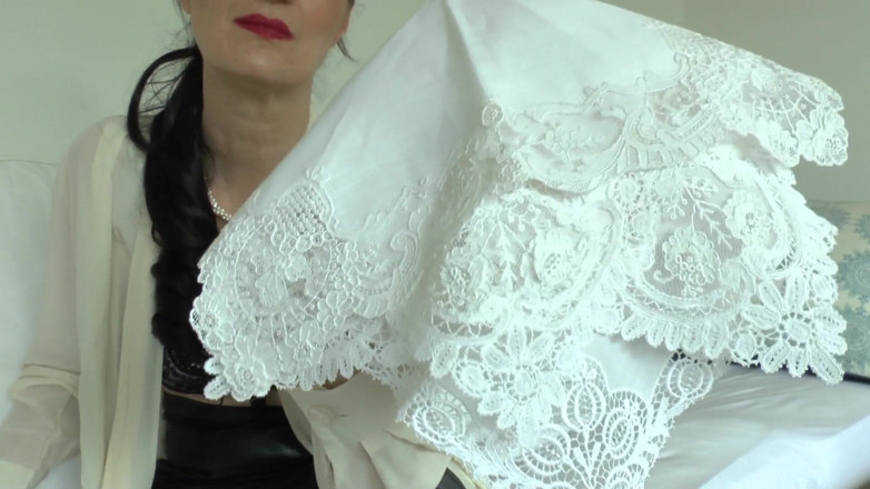 Lady Victoria Valente: We ruiken aan witte, koninklijke kanten zakdoeken - Lady Victoria Valente