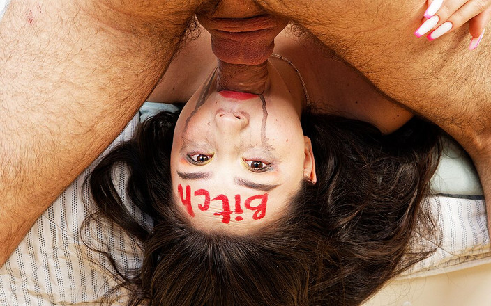 Crazy Mouth Meat: Knubbig tonåring första gången grovt ansikte knullad