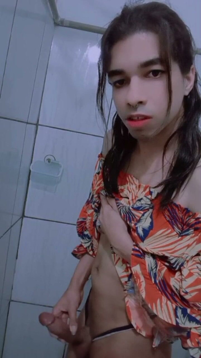 Srta. Carla: Ohne Piercing, neues Kleid und dieses Gesicht von jemandem, der...