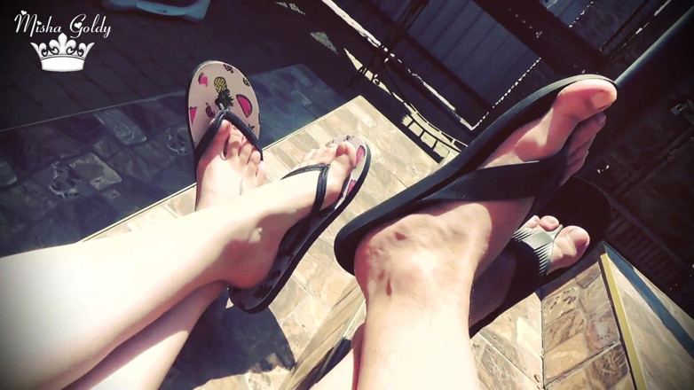 Goddess Misha Goldy: Outdoor-flip-flop mit alpha schweben