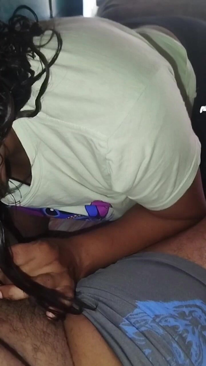 Sofixxx: Brünette große Latina lutscht Schwanz