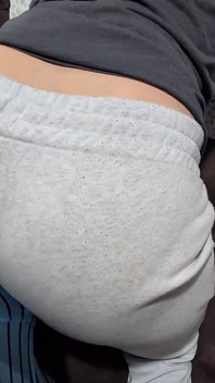 땀을 흘리며 후장을 흔드는 백마