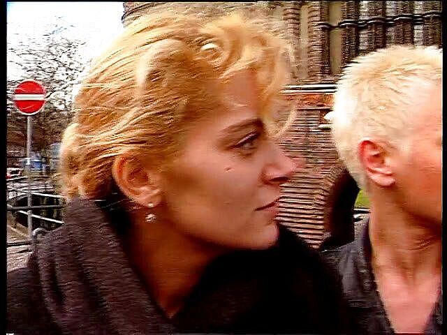 Lucky Cooch: Awek cantik memberikan temu bual di luar