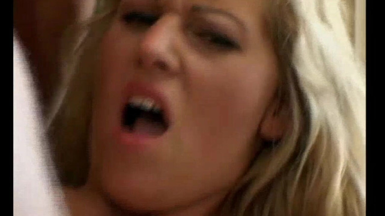 Bitch Girl Video: Cô ấy nhận được hai con cặc trong mông