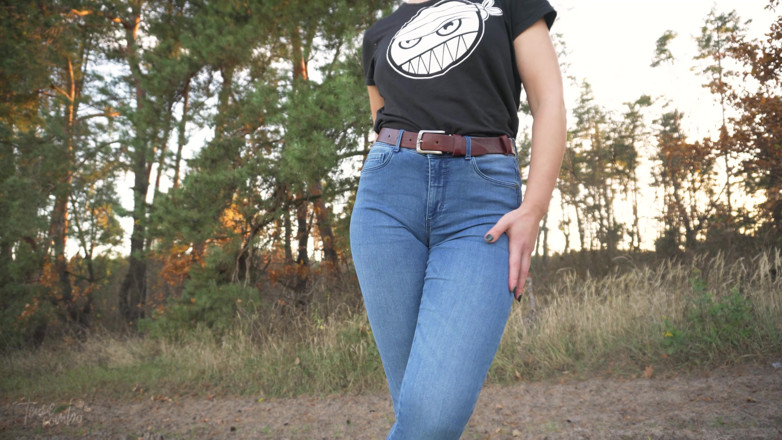 Teasecombo 4K: La sorellastra stuzzica la figa a cammello in blue jeans...