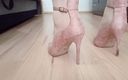 High Heels Kingdom: Il travestito cammina con una sexy camosa rosa con punta...