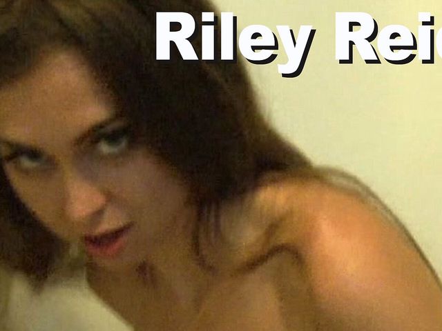 Riley Reid bathroom pee (Edge Interactive Publishing)