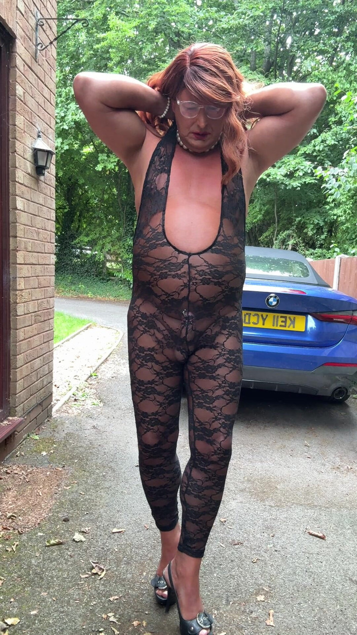 Kellycd2022: La sexy travestita kellycd2022 in tuta di pizzo nero e...