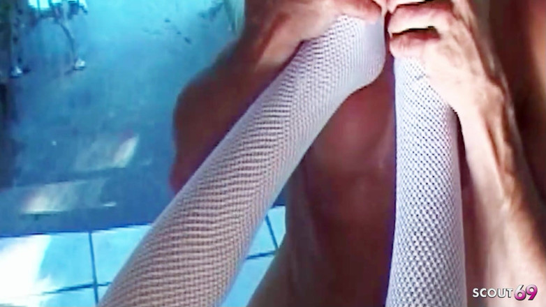 Shemale TS Collection: Sexy tranny v punčochách ošukaná venku v Těsném zadku