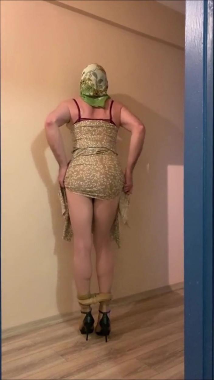 cd_aysemmm: 미니스커트 입고 피자 배달 소년에게 인사를 건네다