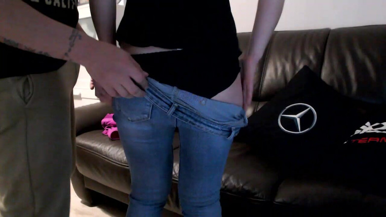 MagicStas: Seluar jeans amatur dan seluar dalam hitam basah bermain